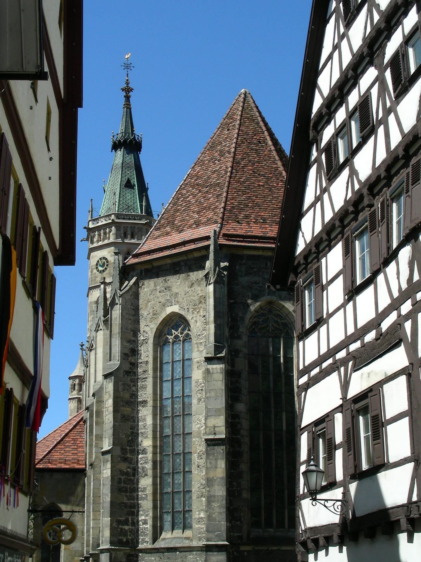 Blick auf Amanduskirche aus der schmalen Kirchstraße mit Fachwerkhäusern