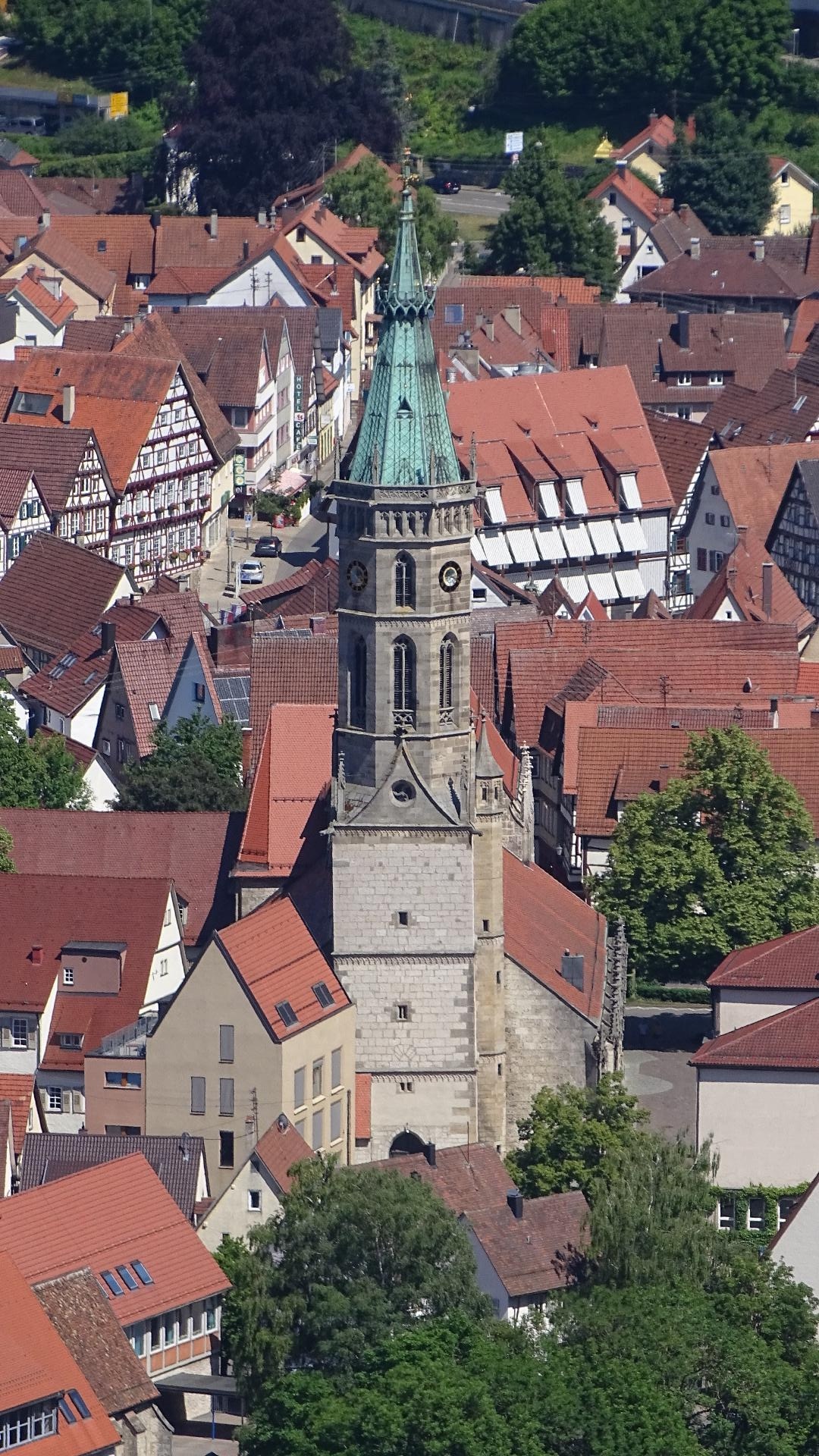 Blick auf die Amanduskirche von der Burgruine aus