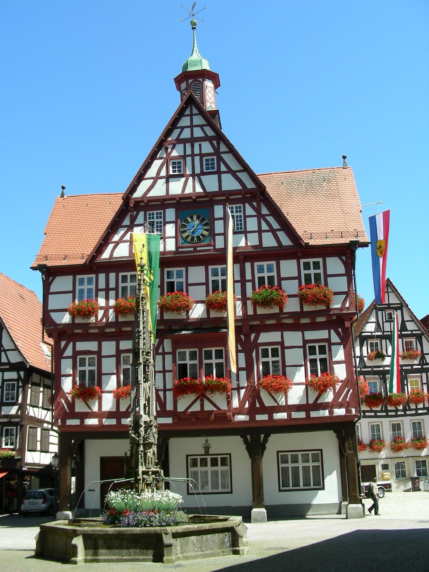 Rathaus mit Marktbrunnen am Schäferlauf