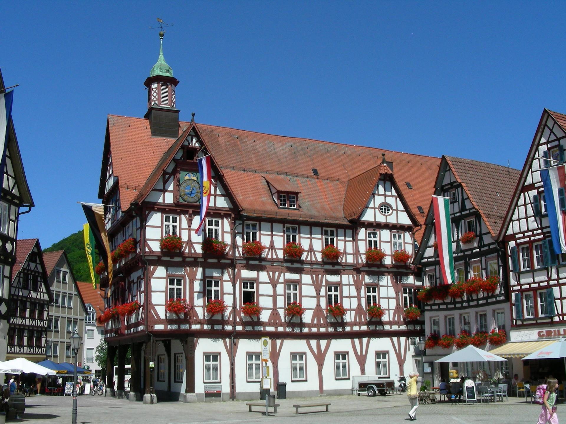 Marktplatz mit Rathaus am Schäferlauf