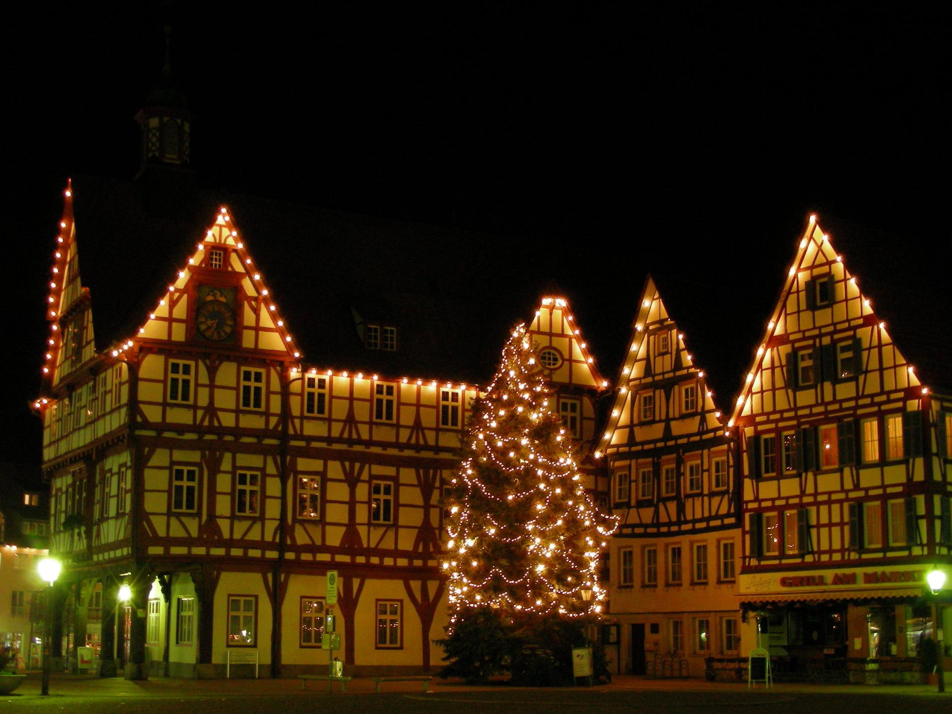 Bilder vom Marktplatz in der Weihnachtszeit: Rathaus Bad Urach