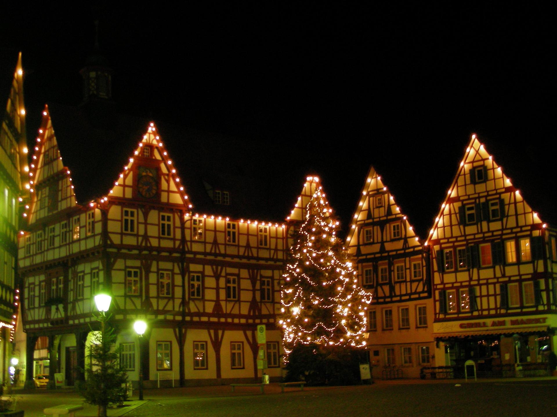 Weihnachtlich geschmückter Marktplatz mit romantischer Giebelbeleuchtung