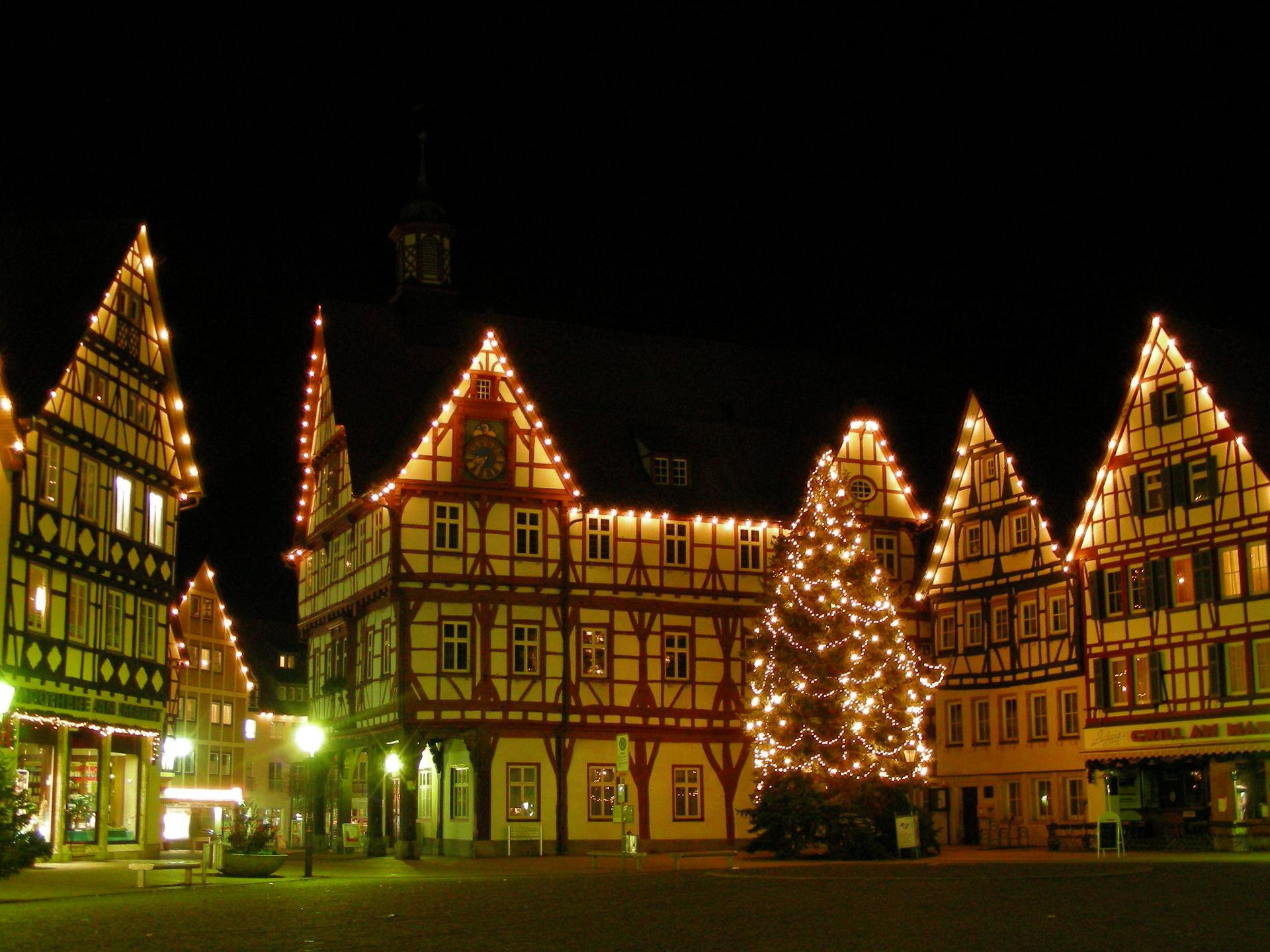 Weihnachtlich geschmückter Marktplatz mit romantischer Giebelbeleuchtung