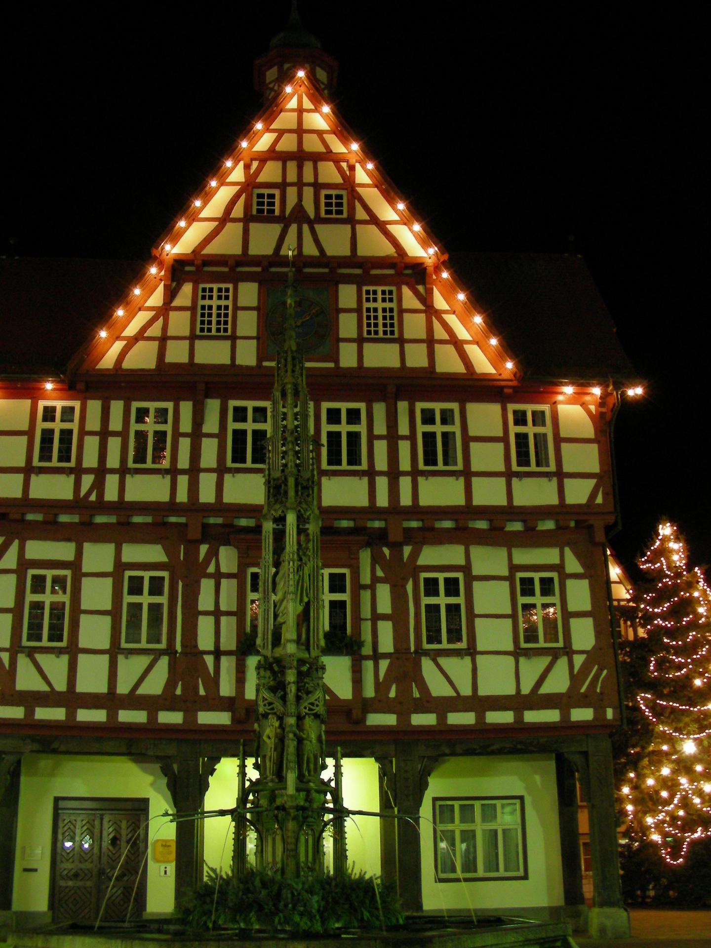 Rathaus mit Marktbrunnen in der Weihnachtszeit