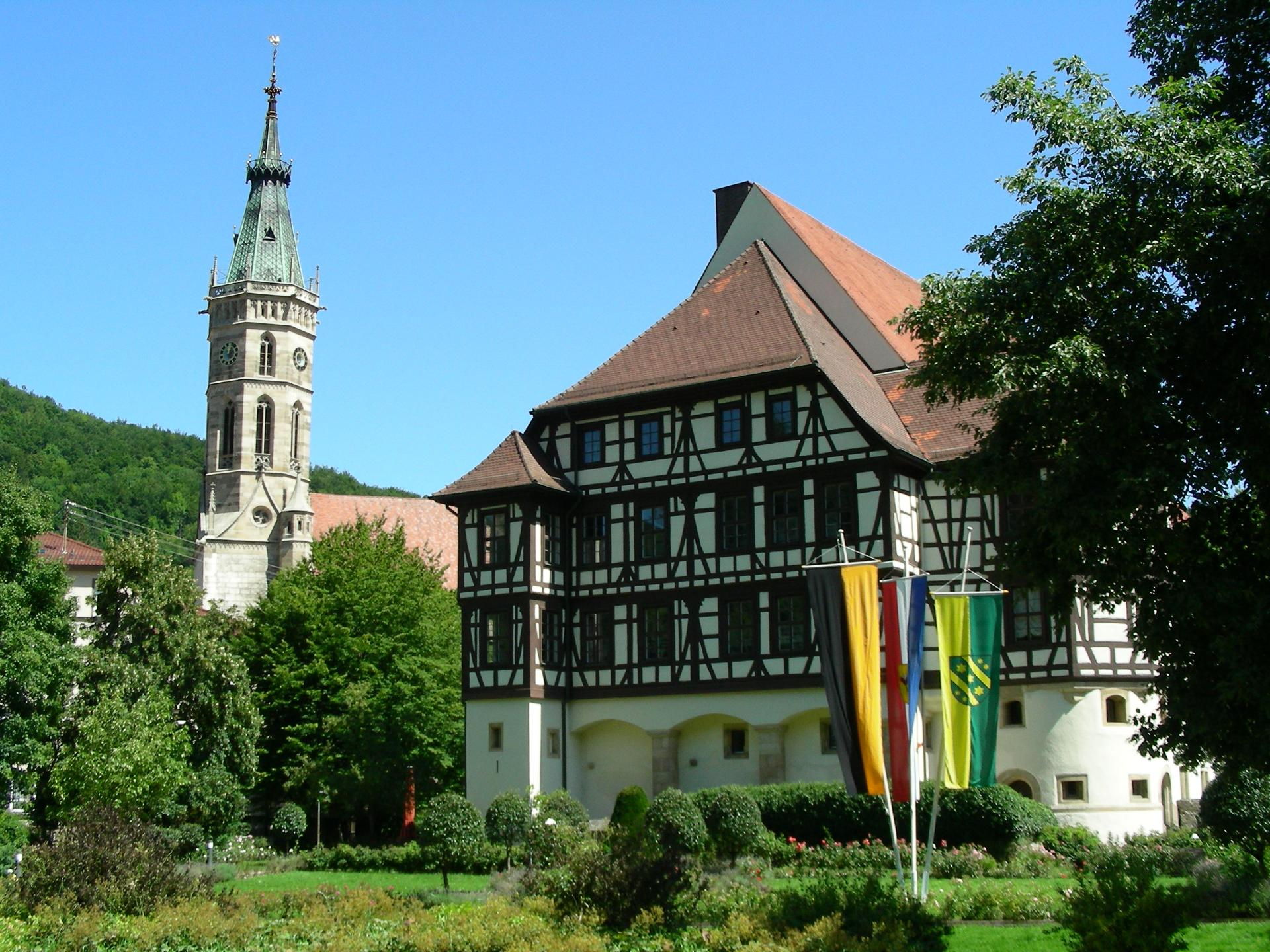 Residenzschloss des Grafen Eberhards mit Amanduskirche im Hintergrund
