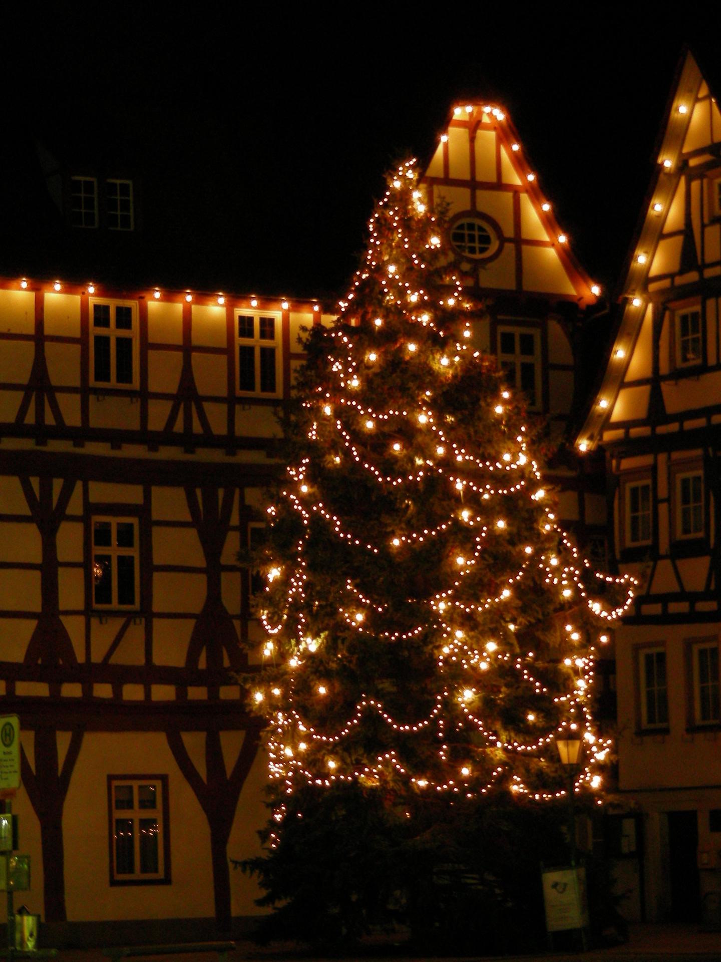 Uracher Weihnachtsbaum vor dem Rathaus