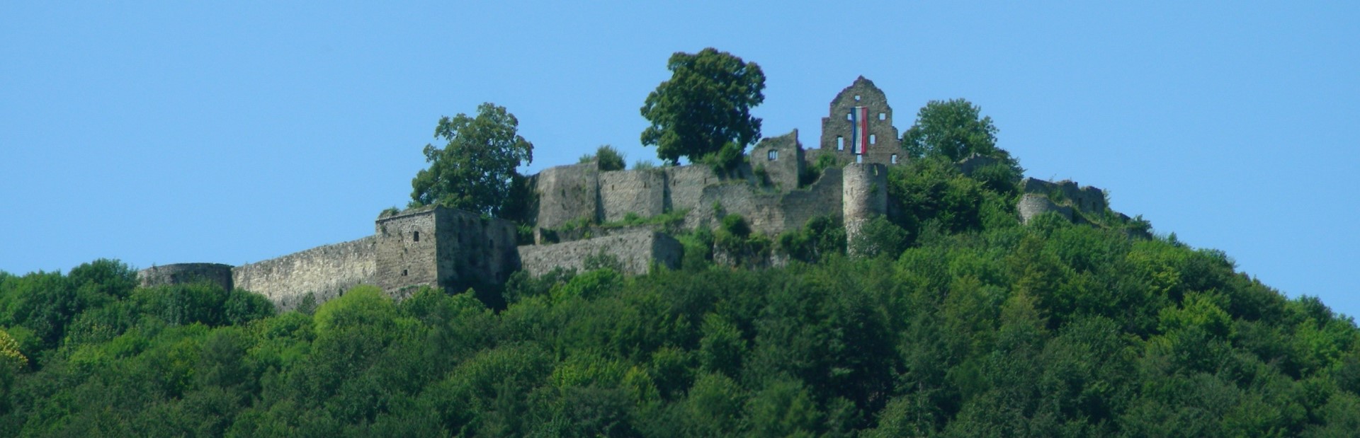 Burgruine Hohenurach am Schäferlauf, geschmückt mit den Stadtfarben
